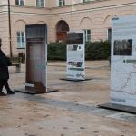 Wystawa plenerowa i zwiedzający