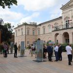 Widok wystawy podczas wernisażu. W tle pałac